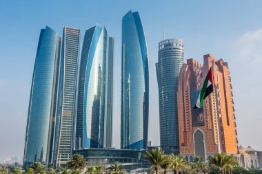 Etihad Kuleleri, Birleşik Arap Emirlikleri 'nin başkenti Abu Dabi' de bir bina kompleksi. Abu Dabi, BAE 'deki Emirates saray otelinden görüntü