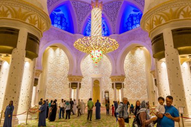 Abu-Dabi, BAE 'deki Büyük Cami' nin içinde İran, Babür ve Moorish camiinden esinlenerek Şeyh Zayed Ulu Camii olarak da adlandırılan birçok turist bulunuyor.