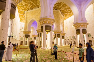 Abu-Dabi, BAE 'deki Büyük Cami' nin içinde İran, Babür ve Moorish camiinden esinlenerek Şeyh Zayed Ulu Camii olarak da adlandırılan birçok turist bulunuyor.
