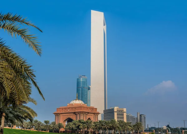 Biała Wysoka Wieża Błękitnym Niebem Tłem Głównej Bramy Emirates Palace — Zdjęcie stockowe