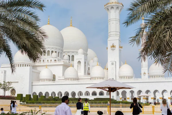 Turistas Visitando Gran Mezquita Blanca Contra Cielo Azul También Llamada — Foto de Stock