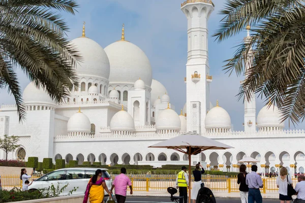 Turistas Visitando Gran Mezquita Blanca Contra Cielo Azul También Llamada — Foto de Stock