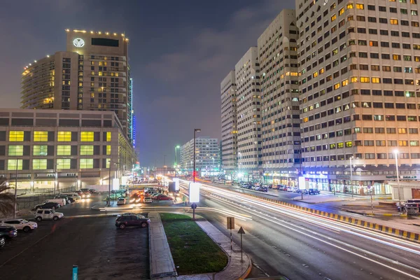 Ufuk çizgileri ve neon ışıkları olan Abu Dahbi, Birleşik Arap Emirlikleri gece görüşü.