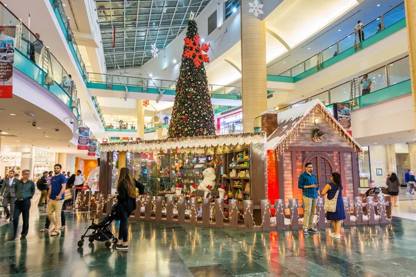 Dahbi Kjøpesenter Med Stort Juletre Forente Arabiske Emirater – stockfoto