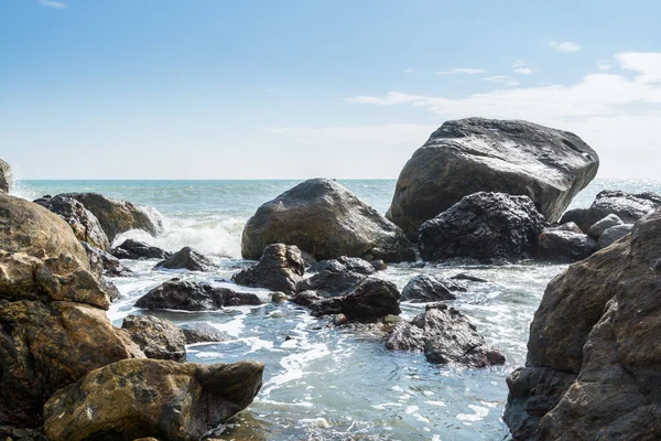 波の風景は 中国の揚子江 揚子江の岩の海岸線に石を振りかける — ストック写真