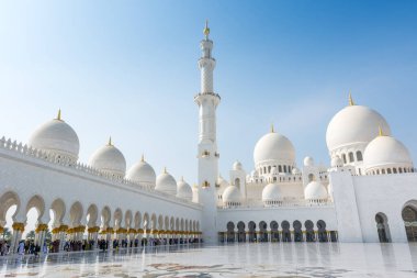 Beyaz bulutlu gökyüzüne karşı Beyaz Cami 'nin minare ve kubbeleri aynı zamanda Şeyh Zayed Büyük Camii olarak da adlandırılır, Pers, Babür ve Fas camii mimarisinden esinlenilmiştir.