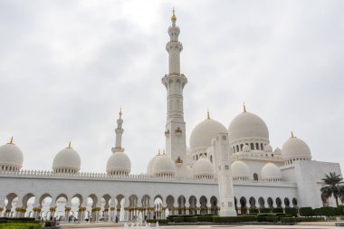 Beyaz bulutlu gökyüzüne karşı Beyaz Cami 'nin minare ve kubbeleri aynı zamanda Şeyh Zayed Büyük Camii olarak da adlandırılır, Pers, Babür ve Fas camii mimarisinden esinlenilmiştir.