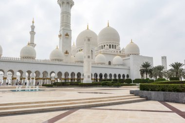 Abu Dabi, BAE 'deki Şeyh Zayed Büyük Camii olarak da bilinen mavi gökyüzüne mermer taştan yapılmış Beyaz Cami.