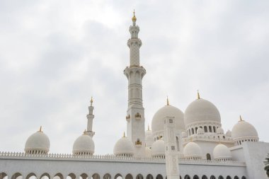Beyaz Cami Kubbeleri, İran, Babür ve Fas camii mimarisinden esinlenerek Şeyh Zayed Büyük Camii olarak da adlandırılan beyaz mermer taşlarla inşa edilmiştir.