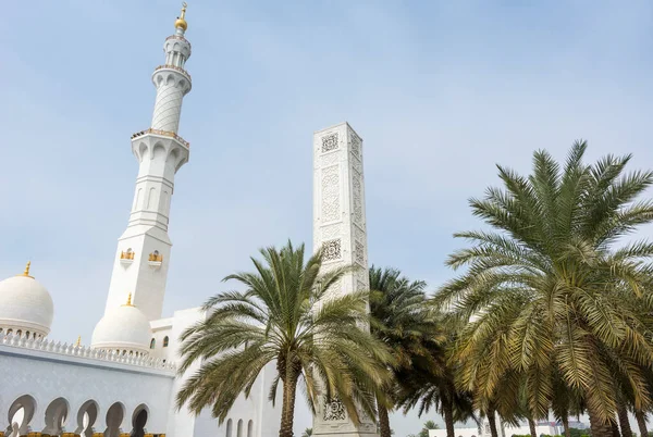 Minarete Blanco Gran Mezquita Construido Con Piedra Mármol Palmeras Verdes — Foto de Stock