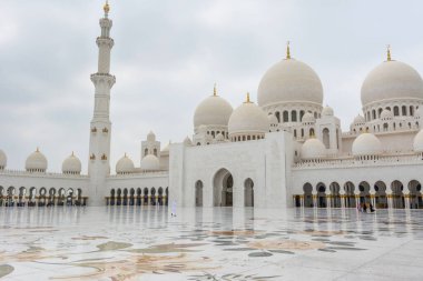 Beyaz Cami Kubbeleri, İran, Babür ve Fas camii mimarisinden esinlenerek Şeyh Zayed Büyük Camii olarak da adlandırılan beyaz mermer taşlarla inşa edilmiştir.