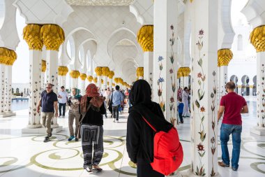 Abu Dabi, Birleşik Arap Emirlikleri 'ndeki Şeyh Zayed Büyük Camii olarak da bilinen mermer taşla inşa edilmiş Büyük Camii' ni çok sayıda turist ziyaret ediyor..