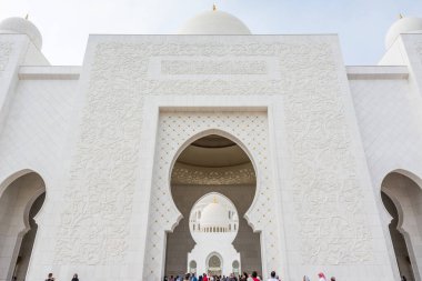 Abu Dabi, Birleşik Arap Emirlikleri 'ndeki Şeyh Zayed Büyük Camii olarak da bilinen mermer taştan yapılmış Büyük Cami' nin kapısı..