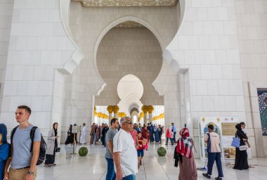 Abu Dabi, Birleşik Arap Emirlikleri 'ndeki Şeyh Zayed Büyük Camii olarak da bilinen mermer taşla inşa edilmiş Büyük Camii' ni çok sayıda turist ziyaret ediyor..