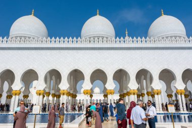 Abu Dabi, Birleşik Arap Emirlikleri 'ndeki Şeyh Zayed Büyük Camii olarak da bilinen mermer taşla inşa edilmiş Büyük Camii' ni çok sayıda turist ziyaret ediyor..