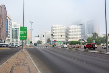 Abu Dabi caddesindeki Skylines, Birleşik Arap Emirlikleri 'nin en büyük ve en kalabalık şehri. 