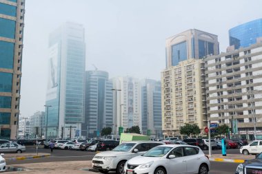  Abu Dabi caddesindeki Skylines, Birleşik Arap Emirlikleri 'nin en büyük ve en kalabalık şehri. 