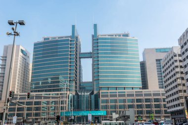  Abu Dabi alışveriş merkezi Abu Dabi caddesinde, Birleşik Arap Emirlikleri 'nin ünlü bir alışveriş merkezi. 