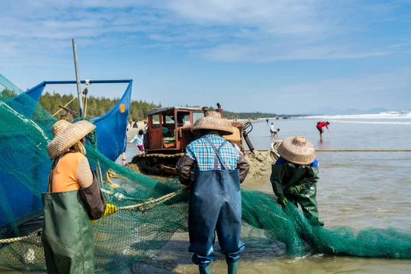 Pescadores Chinos Tirando Red Mar Xitou Yangjiang Guangdong China — Foto de Stock