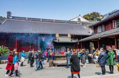 Putuoshan, Zhejiang 'daki Puji Tapınağı' ndaki hacılar, Bodhisattva Avalokitesvara 'nın (Guanyin)
