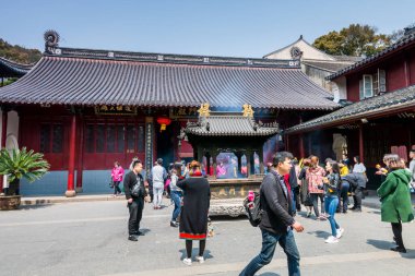 Putuoshan, Zhejiang 'daki Puji Tapınağı' ndaki hacılar, Bodhisattva Avalokitesvara 'nın (Guanyin)