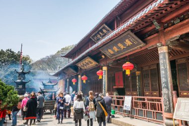  Putuoshan, Zhoushan Adaları 'ndaki Puji Tapınakları' nda yosun yakan hacılar, Bodhisattva Avalokitesvara 'nın (Guanyin)