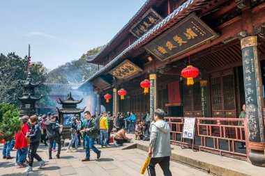  Putuoshan, Zhoushan Adaları 'ndaki Puji Tapınakları' nda yosun yakan hacılar, Bodhisattva Avalokitesvara 'nın (Guanyin)