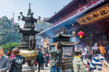  Putuoshan, Zhoushan Adaları 'ndaki Puji Tapınakları' nda yosun yakan hacılar, Bodhisattva Avalokitesvara 'nın (Guanyin)