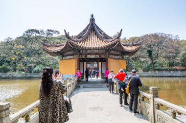 Putuoshan, Zhoushan Adaları 'ndaki gölde Çin geleneksel pavyonu, Bodhisattva Avalokitesvara' nın (Guanyin)