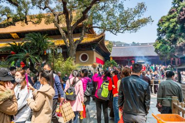  Putuoshan, Zhoushan Adaları 'ndaki Puji Tapınakları' nda yosun yakan hacılar, Bodhisattva Avalokitesvara 'nın (Guanyin)