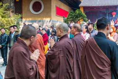 Putuoshan, Zhejiang, Zhejiang 'daki Puji Tapınakları' nın törenindeki keşişler, Bodhisattva Avalokitesvara 'nın (Guanyin)