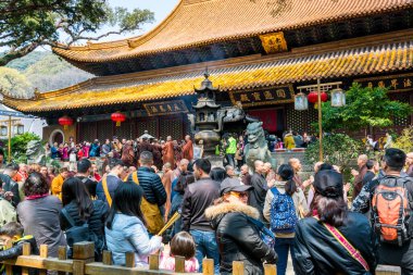 Putuoshan, Zhejiang 'daki Puji Tapınağı' ndaki hacılar, Bodhisattva Avalokitesvara 'nın (Guanyin)