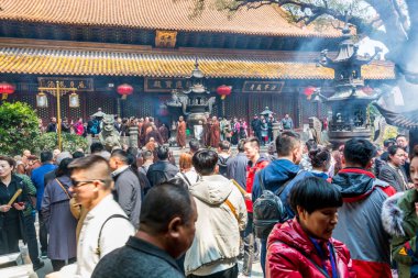 Putuoshan, Zhejiang 'daki Puji Tapınağı' ndaki hacılar, Bodhisattva Avalokitesvara 'nın (Guanyin)