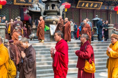 Putuoshan, Zhoushan Adaları 'ndaki Puji Tapınakları' nda düzenlenen törende Tibetli keşişler, Bodhisattva Avalokitesvara 'nın (Guanyin)