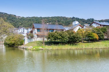 Putuoshan dağlarının yanındaki Çin geleneksel otelleri, Zhoushan Adaları, Bodhisattva Avalokitesvara 'nın (Guanyin)