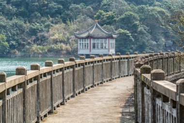 Çin geleneksel pavyonu ve köprüsü Putuoshan dağlarının yanındaki göl, Zhoushan Adaları, Bodhisattva Avalokitesvara 'nın (Guanyin)