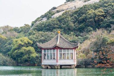 Çin geleneksel pavyonu Putuoshan dağlarının yanında, Zhoushan Adaları, Bodhisattva Avalokitesvara 'nın (Guanyin)