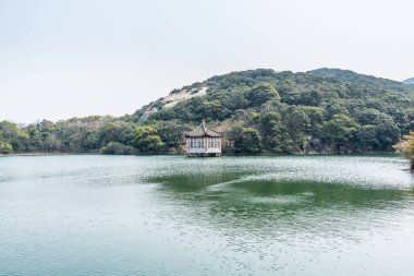Çin geleneksel pavyonu Putuoshan dağlarının yanında, Zhoushan Adaları, Bodhisattva Avalokitesvara 'nın (Guanyin)