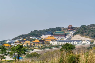 Putuoshan dağlarındaki Çin geleneksel renkli tapınaklar, Zhoushan Adaları, Bodhisattva Avalokitesvara 'nın (Guanyin)