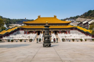 Putuoshan Dağları 'ndaki Çin geleneksel kraliyet tarzı renkli tapınaklar, Zhoushan Adaları, Guanyin' in Çin bodhimanda 'sında ünlü bir yer. 