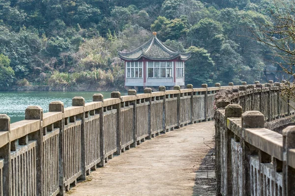 Çin geleneksel pavyonu ve köprüsü Putuoshan dağlarının yanındaki göl, Zhoushan Adaları, Bodhisattva Avalokitesvara 'nın (Guanyin)