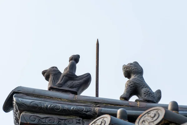 中国の伝統的な王室様式の屋根の上の彫像普陀山 舟山諸島 観音の中国菩薩像で有名なサイトでBaotuo講義寺院 — ストック写真