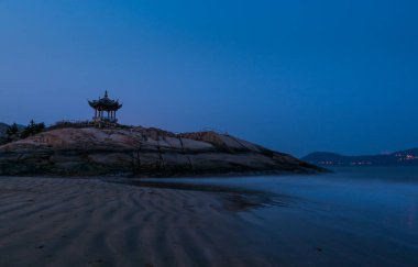 Putuoshan, Zhoushan Adaları 'ndaki Çin geleneksel pavyonu ve kayaları, Bodhisattva Avalokitesvara' nın (Guanyin)