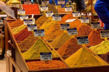 İstanbul, Türkiye 'deki Baharat Pazarı' nda (Mısır Pazarı) fiyat etiketli renkli baharatlar.