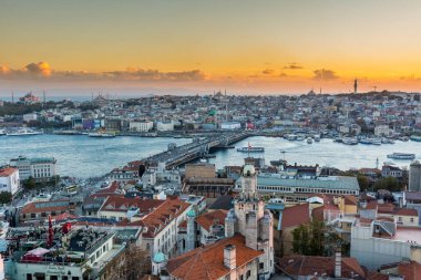 İstanbul, Türkiye 'deki gala kulesinden gün batımının altındaki Boğaz' daki altın boynuzun havadan görünüşü, Galata kulesinden manzara.