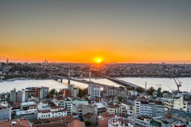 İstanbul, Türkiye 'deki gala kulesinden gün batımının altındaki Boğaz' daki altın boynuzun havadan görünüşü, Galata kulesinden manzara.
