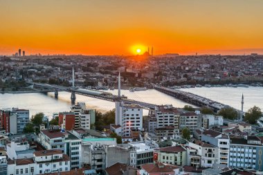 İstanbul, Türkiye 'deki gala kulesinden gün batımının altındaki Boğaz' daki altın boynuzun havadan görünüşü, Galata kulesinden manzara.