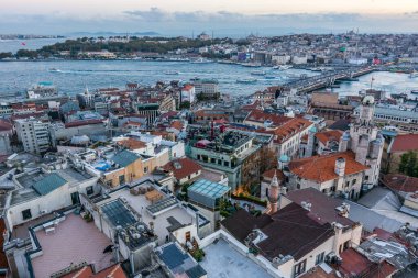 İstanbul, Türkiye 'deki gala kulesinden gün batımının altındaki Boğaz' daki altın boynuzun havadan görünüşü, Galata kulesinden manzara.