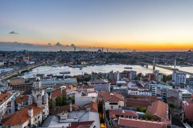 İstanbul, Türkiye 'deki gala kulesinden gün batımının altındaki Boğaz' daki altın boynuzun havadan görünüşü, Galata kulesinden manzara.