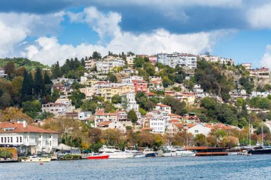 İstanbul Boğazı boyunca uzanan modern binalar ve antik mimari bulutlu bir arka planda güneşli bir günde feribottan Türkiye 'ye